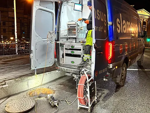 Slamsuger som suger opp slam fra kumlokk