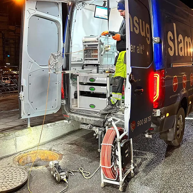Slamsuger som suger opp slam fra kumlokk